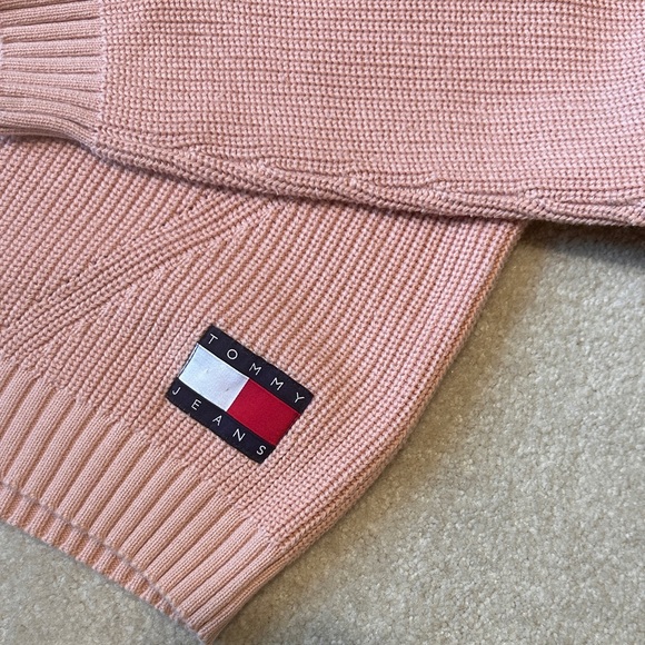Tommy Jeans label by Tommy Hilfiger peach/shrimp colored sweater Size Small - Picture 2 of 3